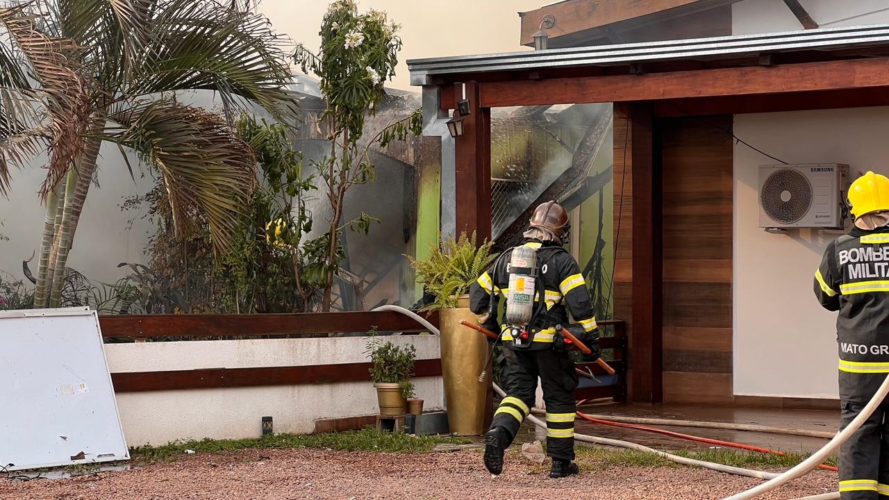 VÍDEO: fogo destrói casa e família perde todos os móveis em MT