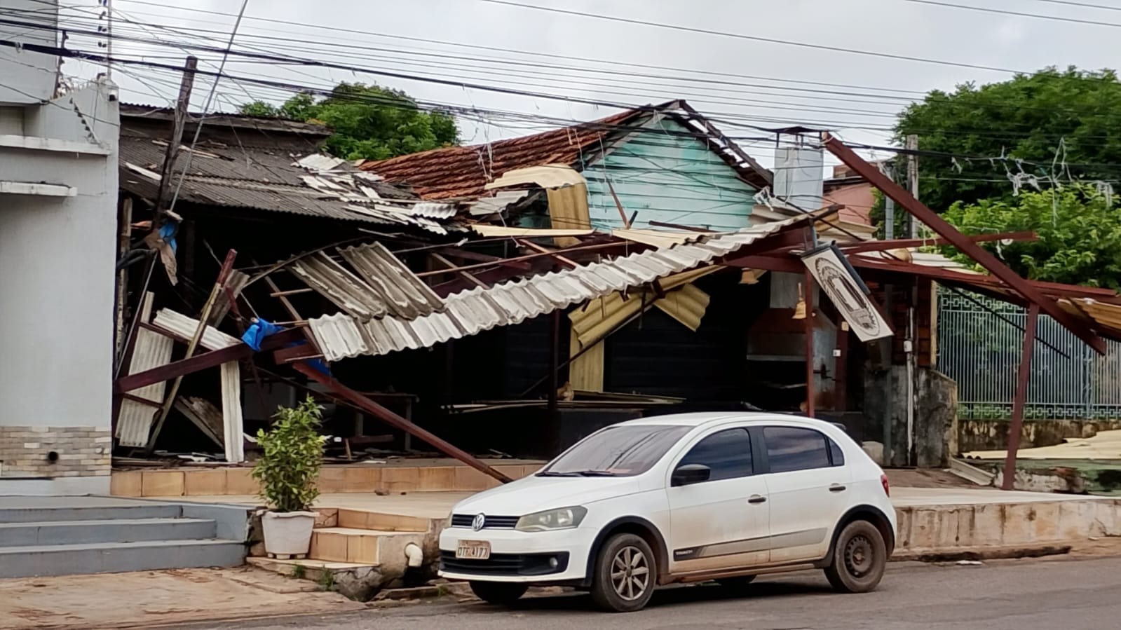 Vendaval causa destelhamentos e queda de árvores em Santarém