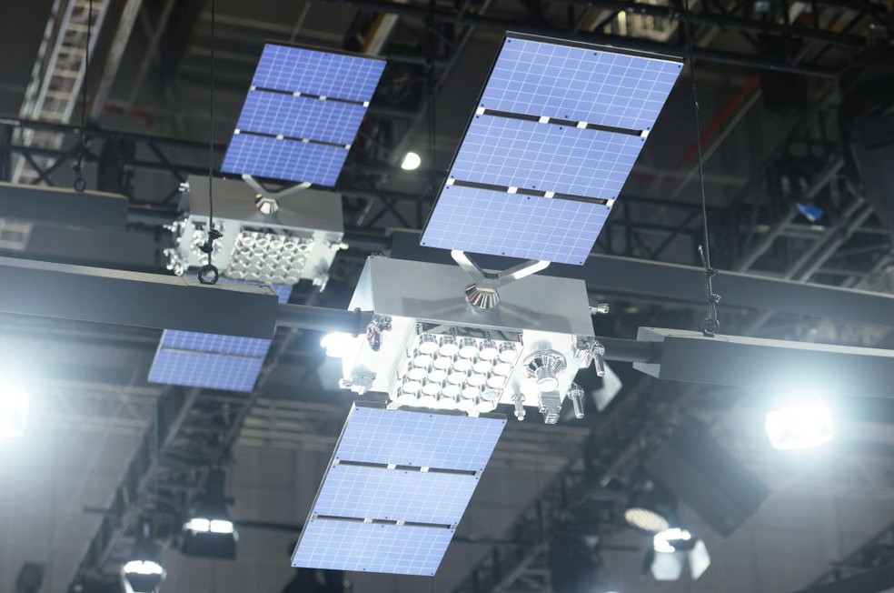 Modelo de satélite de órbita baixa durante a 19ª Exposição Internacional da Indústria Automobilística de Xangai — Foto: Getty Images via BBC