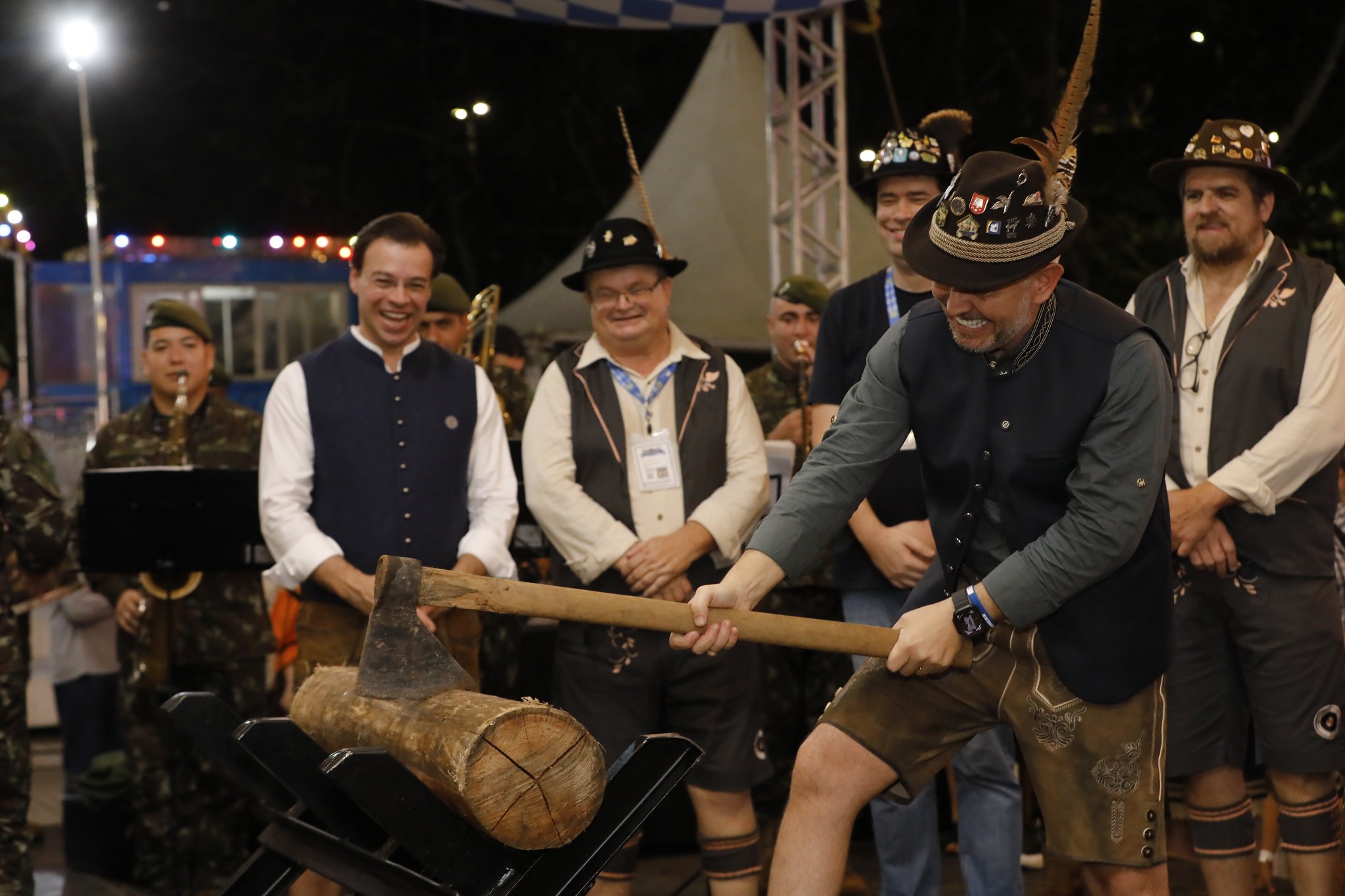 De cortar lenha a comer salsicha em metro: Oktoberfest Blumenau tem 'olimpíada' de tradições germânicas pela 1ª vez
