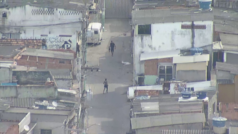 Bandidos armados de fuzis são flagrados pelo Globocop na Cidade Alta — Foto: Reprodução/TV Globo
