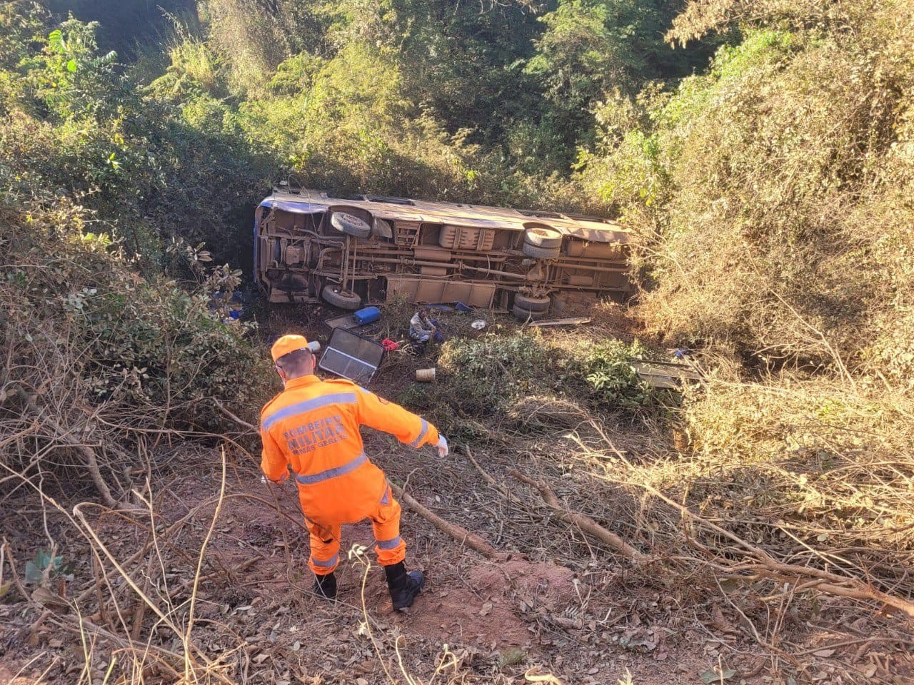 Trabalhador rural morre em acidente após ônibus cair de despenhadeiro de 15 metros em MG