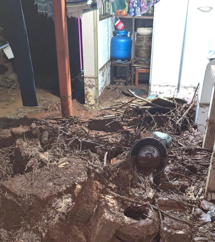 Chuva derruba muro e alaga casa no Bairro Bela Vista, em Patos de Minas