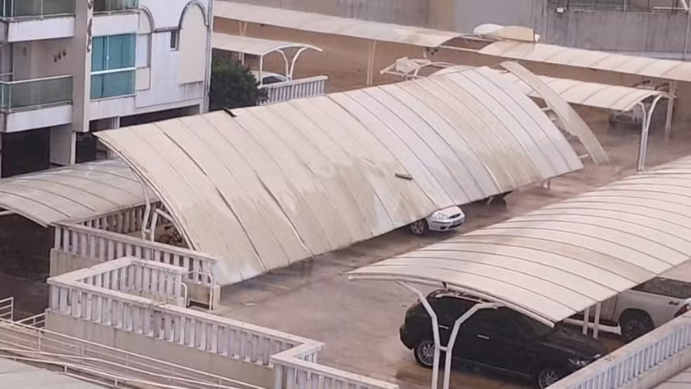 Despenca estacionamento durante chuva em Uberlândia — Foto: Redes sociais/Reprodução