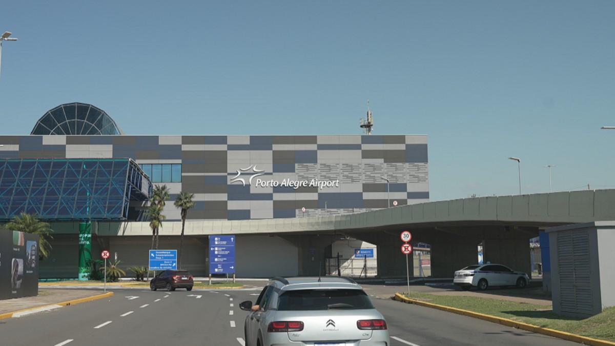 Jovem presa com 2,8 quilos de cocaína amarrados ao corpo em aeroporto de Porto Alegre é condenada por tráfico internacional