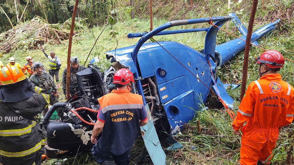 Bombeiros e Defesa Civil chegam ao local da queda do helicptero em Caieiras, na Grande So Paulo.  Foto: Divulgao/Bombeiros/Defesa Civil