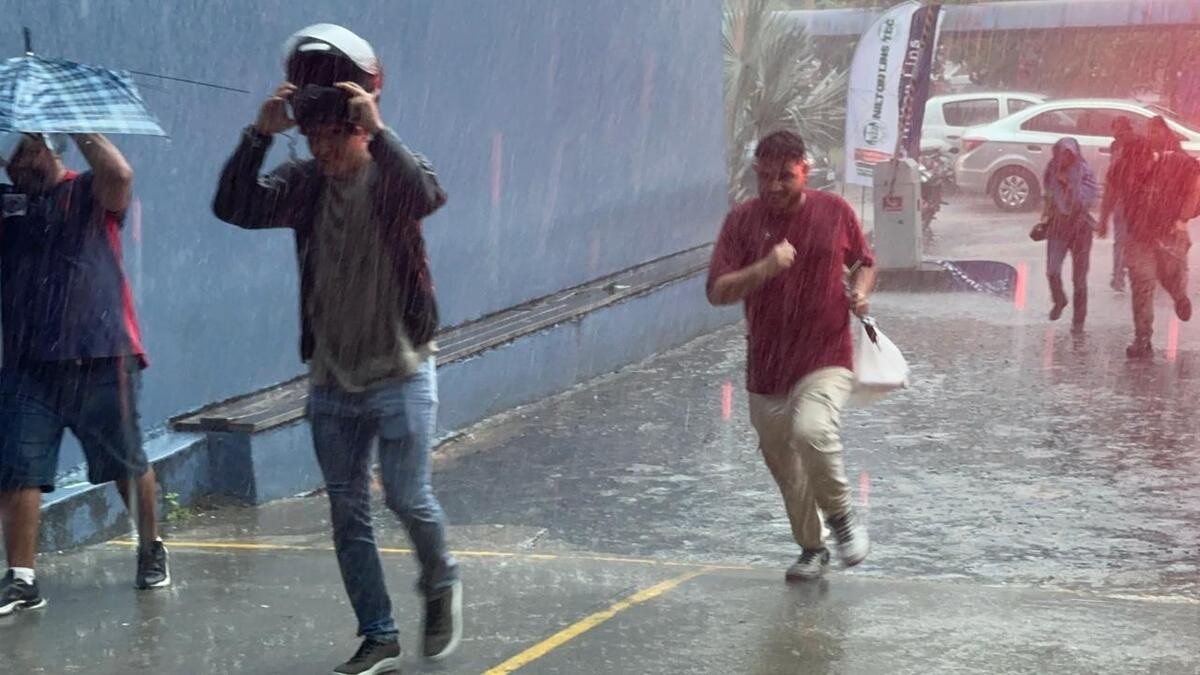 Chuva faz portões serem abertos com 10 minutos de antecedência em local de prova do CNU 2025 em Manaus