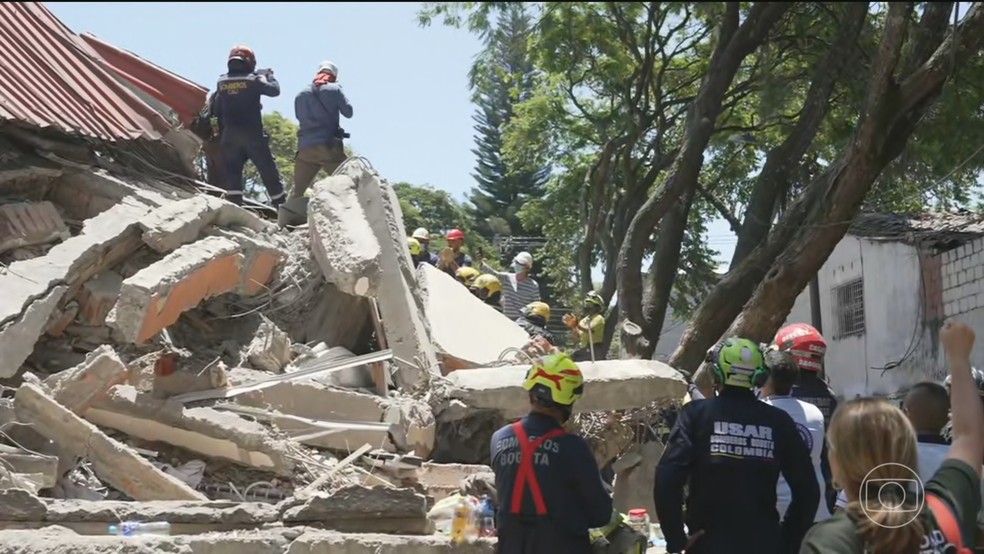 Equipe do JN acompanha resgates no terremoto na Colômbia — Foto: Jornal Nacional/ Reprodução