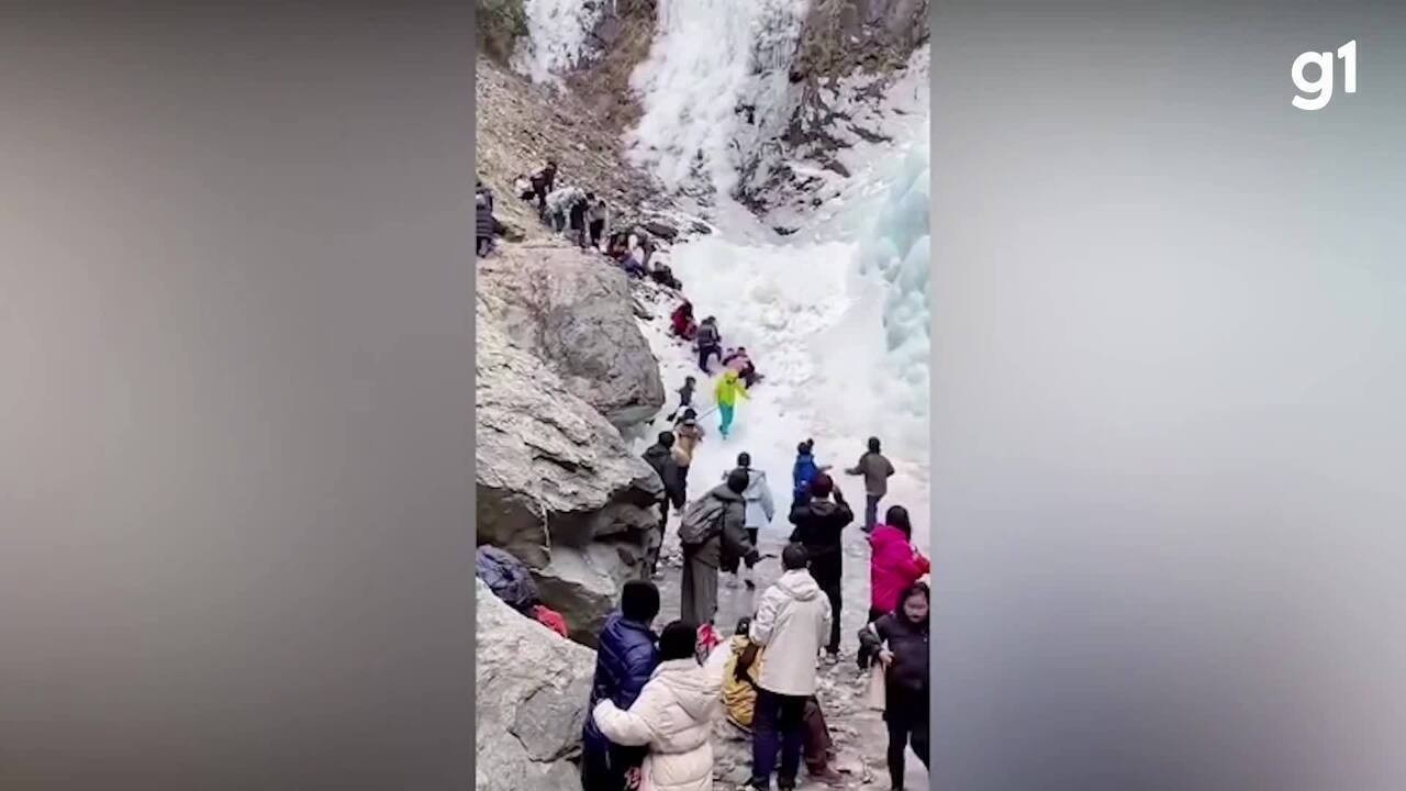 VÍDEO: Cachoeira congelada quebra e atinge turistas na China