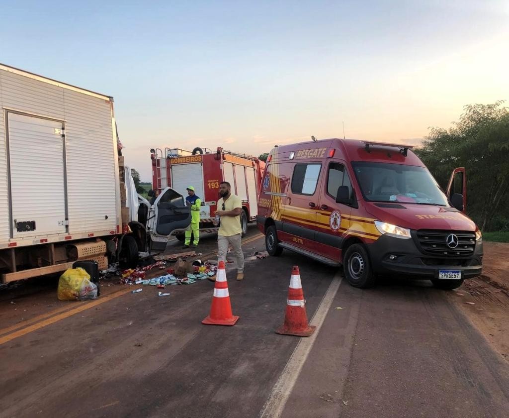 Acidente entre caminhão e carreta deixa motorista preso às ferragens em MT