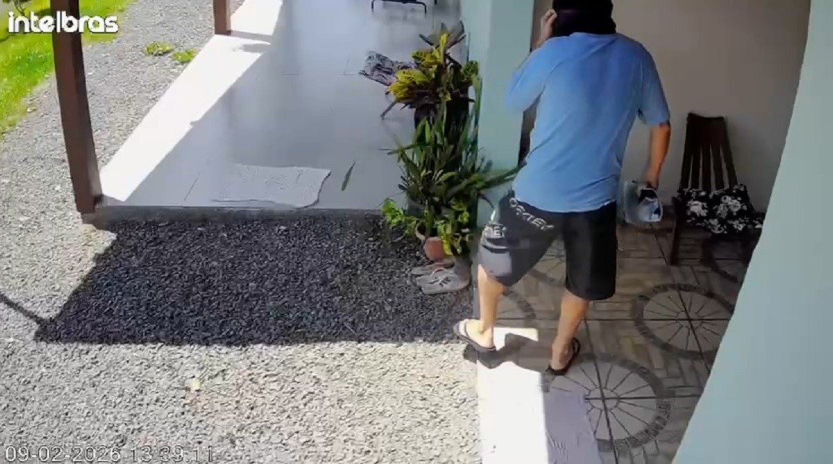 VÍDEO: Homem é preso suspeito de invadir casa e tentar sedar vizinha com pano molhado com gasolina, diz polícia