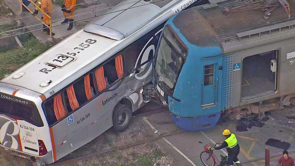 Ônibus bate em trem em Japeri — Foto: Reprodução/TV Globo