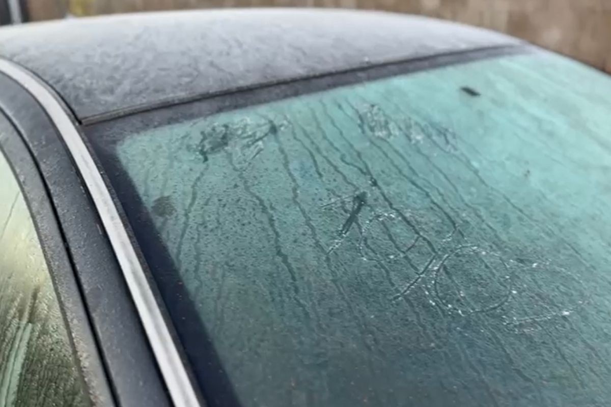 Carros congelados e baixa umidade marcam o domingo em MS; veja a previsão do tempo