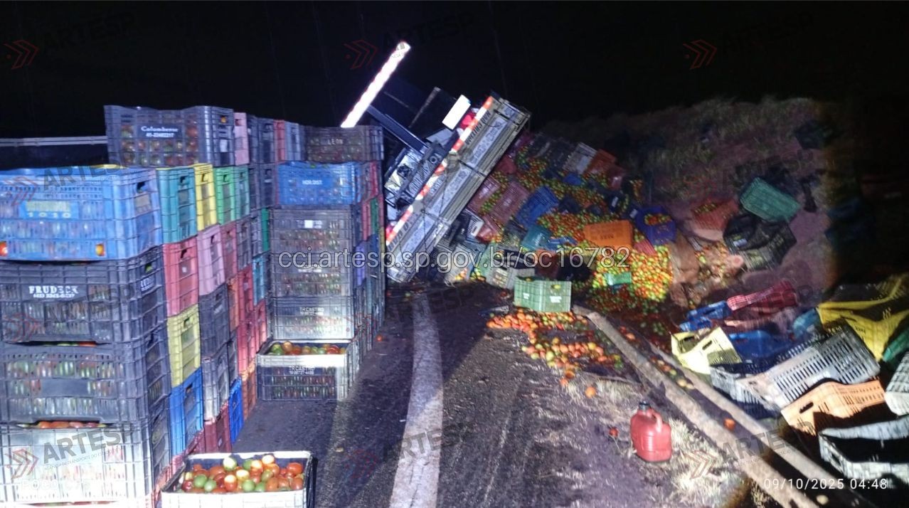 Caminhão com 12 toneladas de tomates tomba e interdita acesso do Anel Viário em Campinas