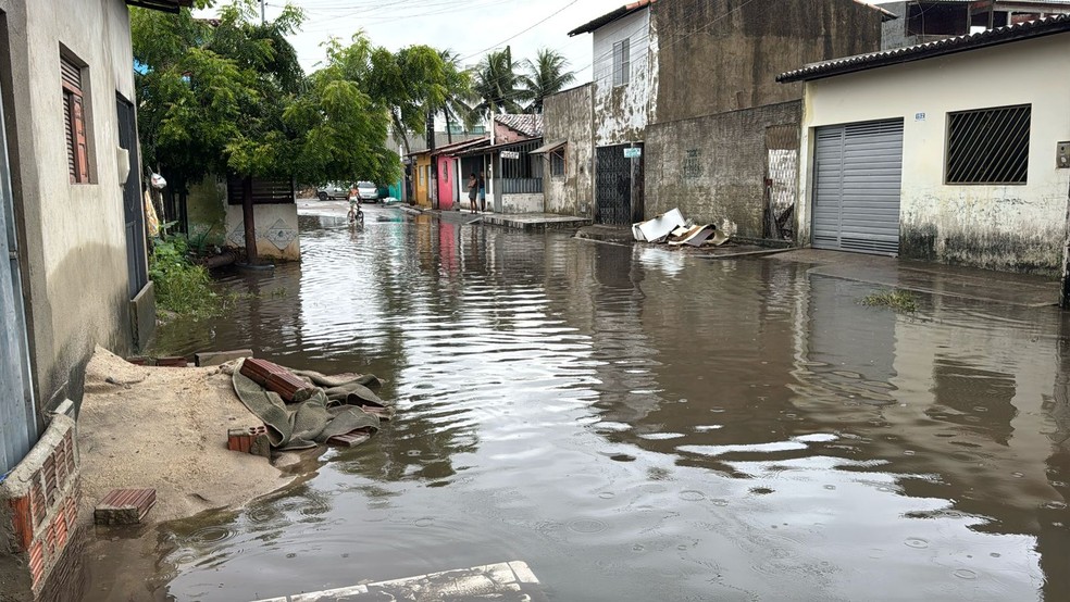 Rua alagada no bairro Nossa Senhora da Apresentação, Zona Norte de Natal — Foto: Vinícius Marinho/Inter TV Cabugi
