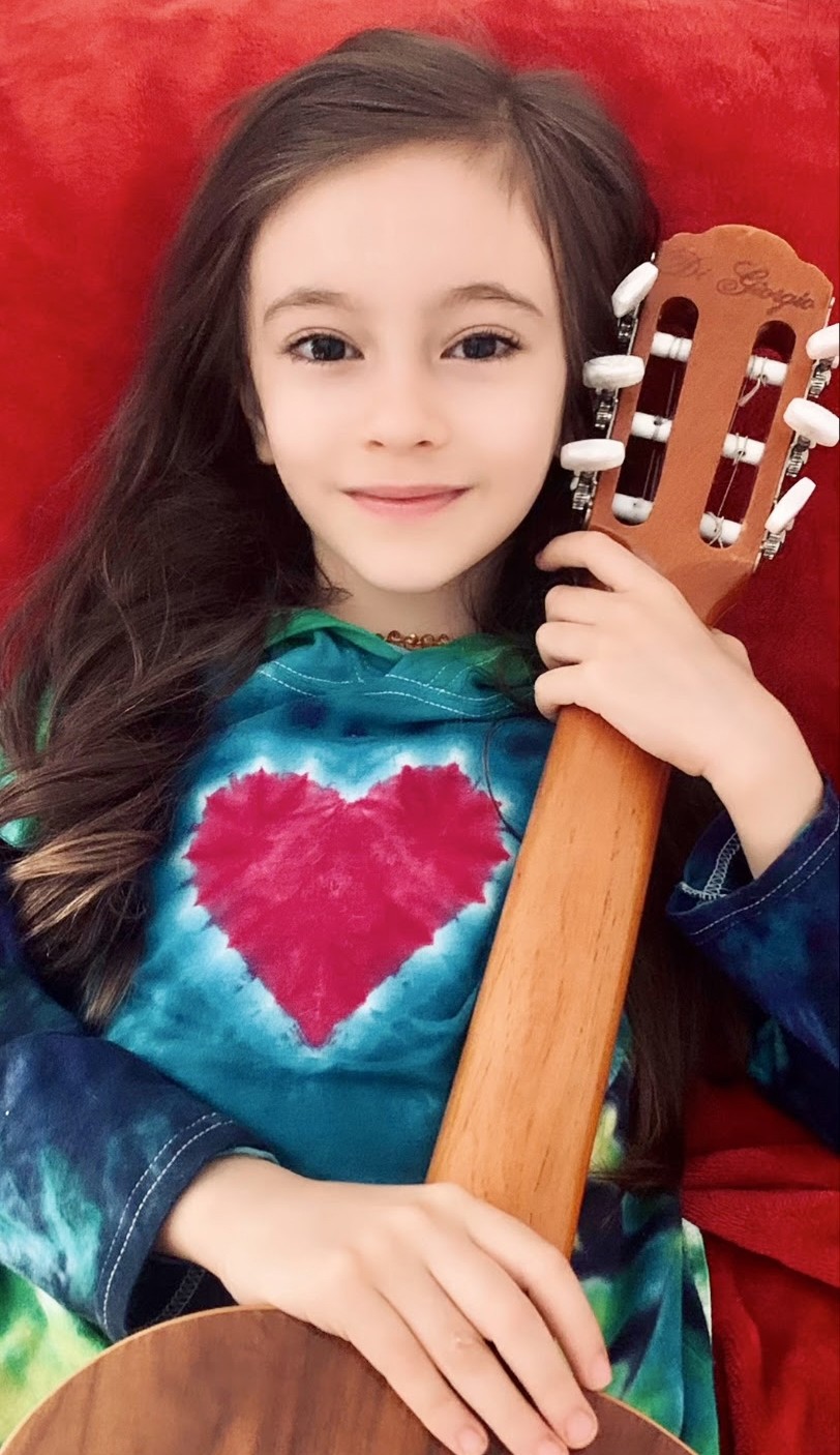 Neta de João Gilberto, Sofia Gilberto lança aos oito anos o álbum ‘Garota bossa nova’ com repertório autoral