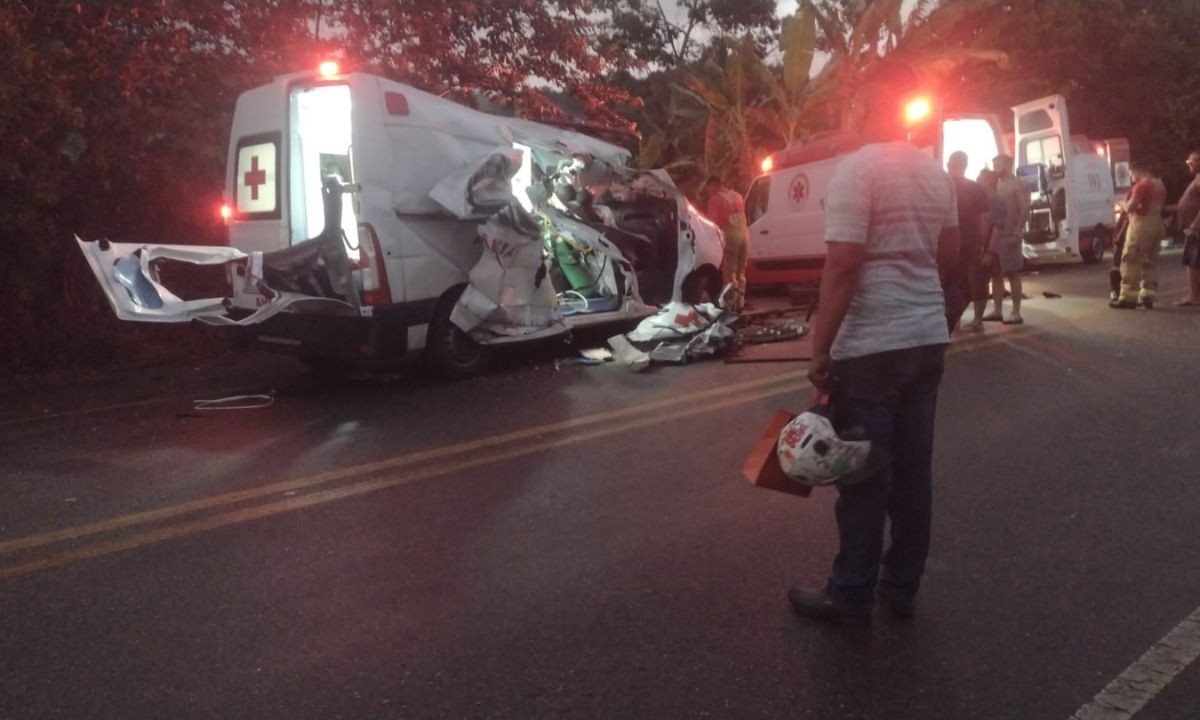 Acidente entre ambulância e outros dois veículos deixa três pessoas mortas no sul da Bahia