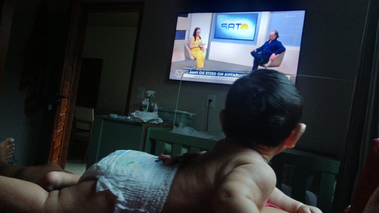 Bebê de 8 meses surpreende família ao preferir assistir telejornal em vez de desenhos