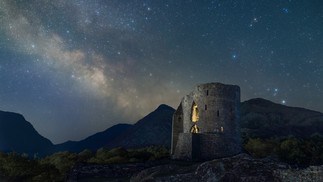 A Via Láctea atrás do Castelo Dolbadarn - Astronomy Photographer of the Year — Foto: Robert Price