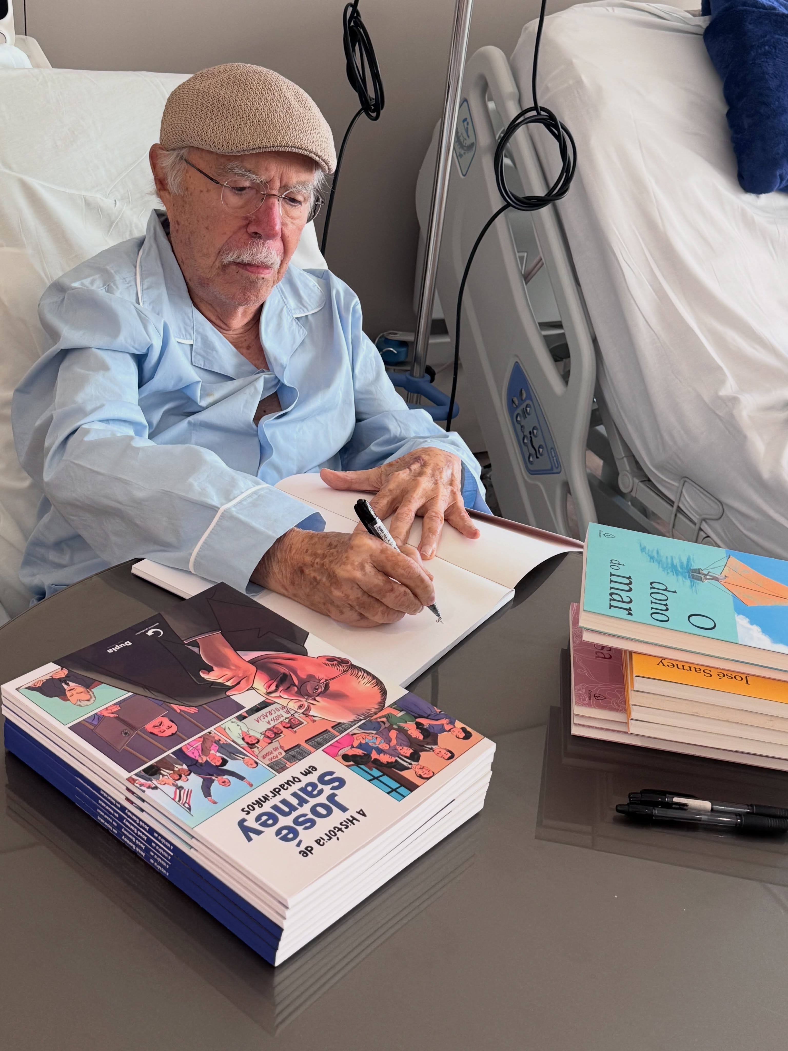 José Sarney recebe alta após cirurgia abdominal e nove dias de internação em São Luís