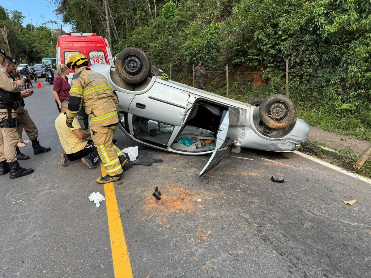 Motorista dorme ao volante e capota carro no Bairro Vale do Ipê, em Juiz de Fora
