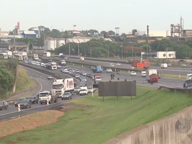 Acidente entre caminhões interdita faixas na Rodovia Adalberto Panzan e provoca congestionamento