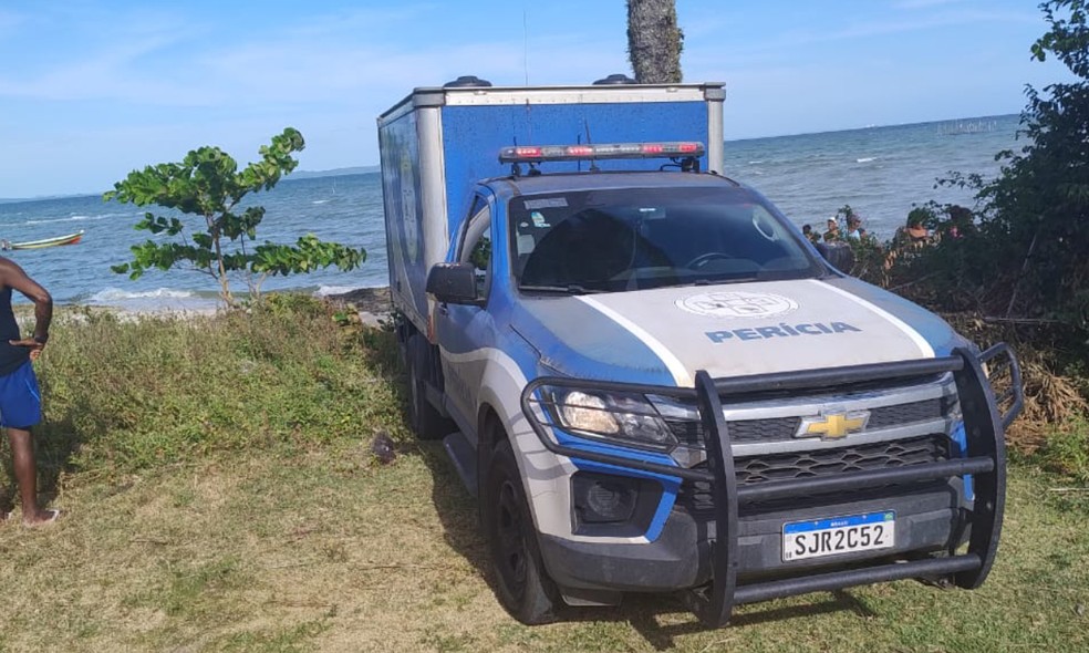 Corpo de Felipe foi removido da praia pelo DPT — Foto: Arquivo Pessoal