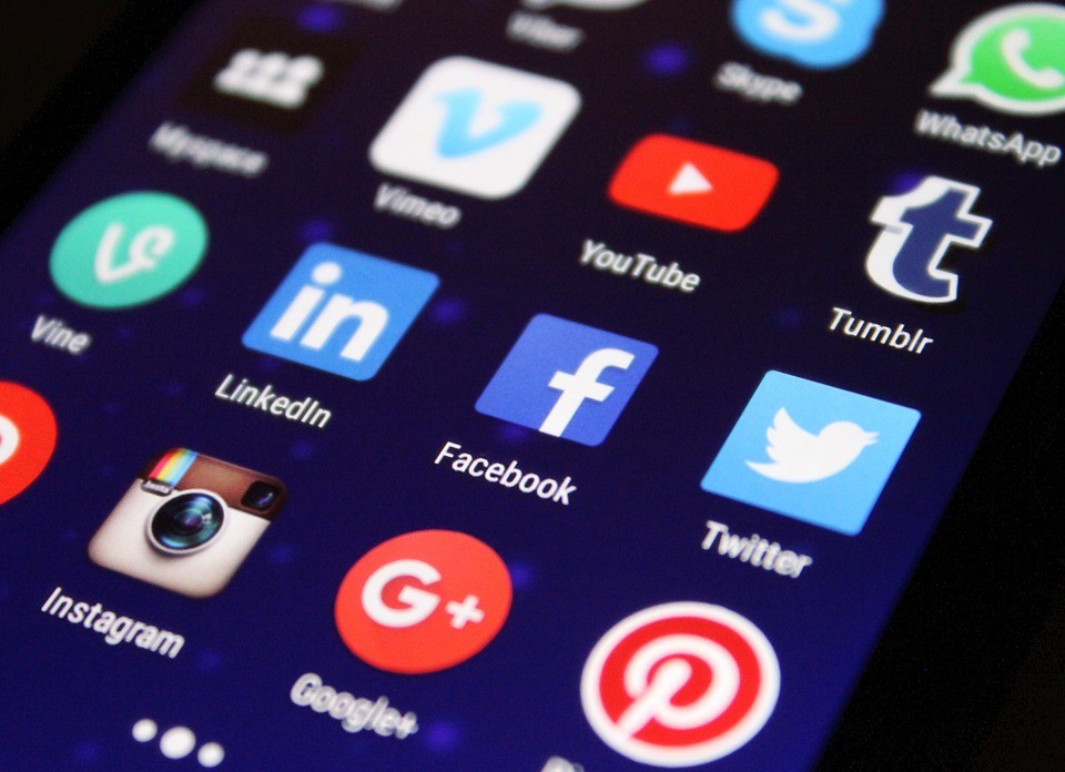 
Perfis em redes sociais exploram síndrome de Down por engajamento