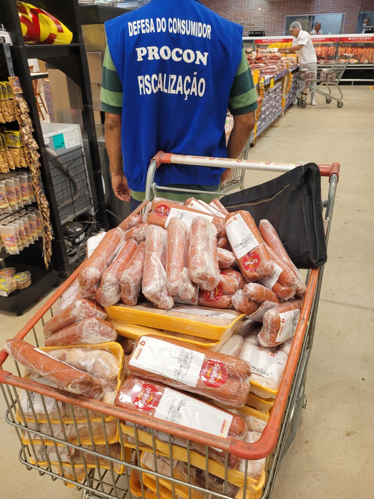 Procon apreende mais de 50 kg de carnes e linguiças fora do prazo de validade em supermercado da Grande Natal