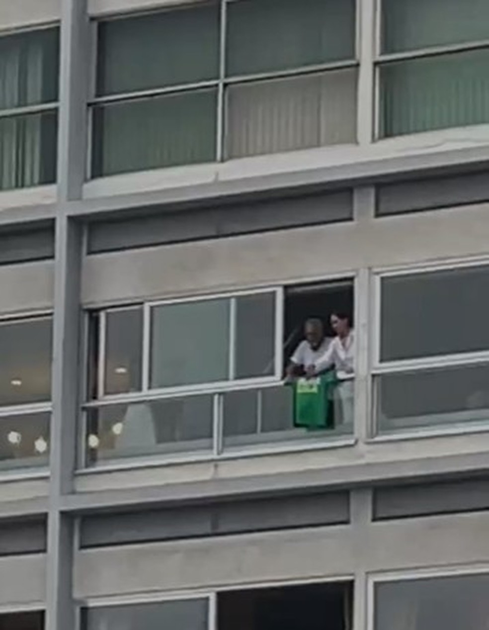 Gil aparece na sacada de prédio em Copacabana — Foto: Reprodução