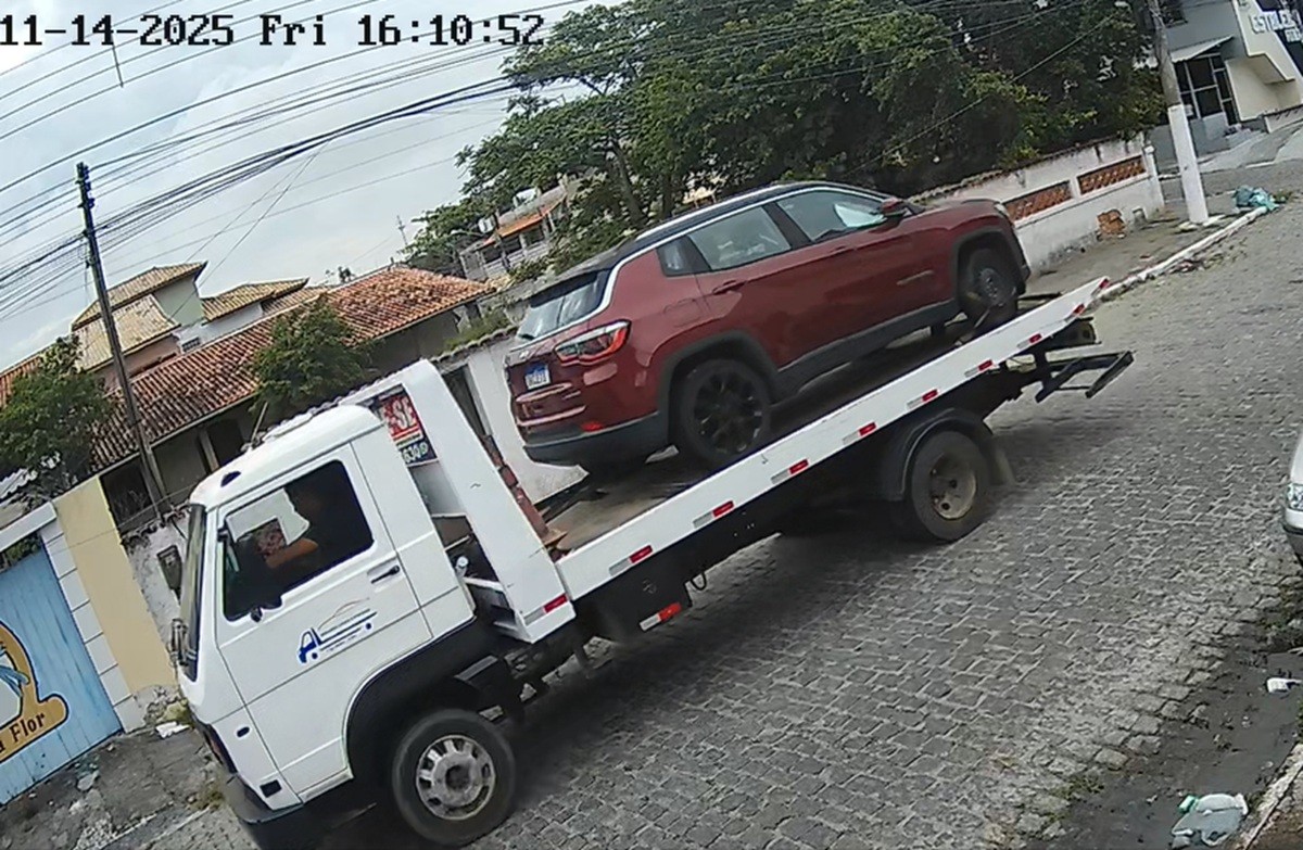 Dois suspeitos são presos por furtar carro com auxílio de um reboque em Cabo Frio; vídeo 