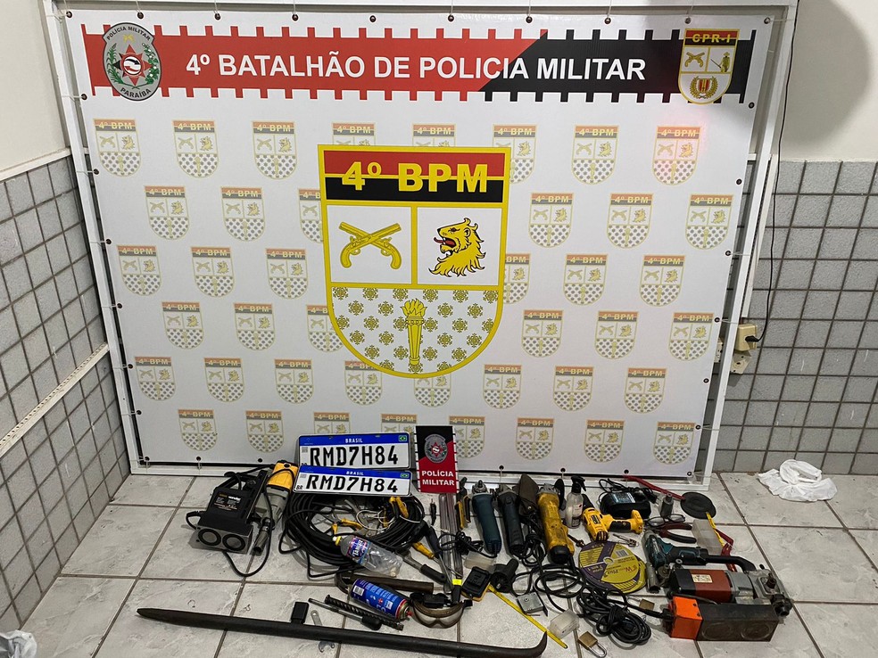 pm02alagoinha Dois homens são presos ao tentar assaltar agência bancária na Paraíba