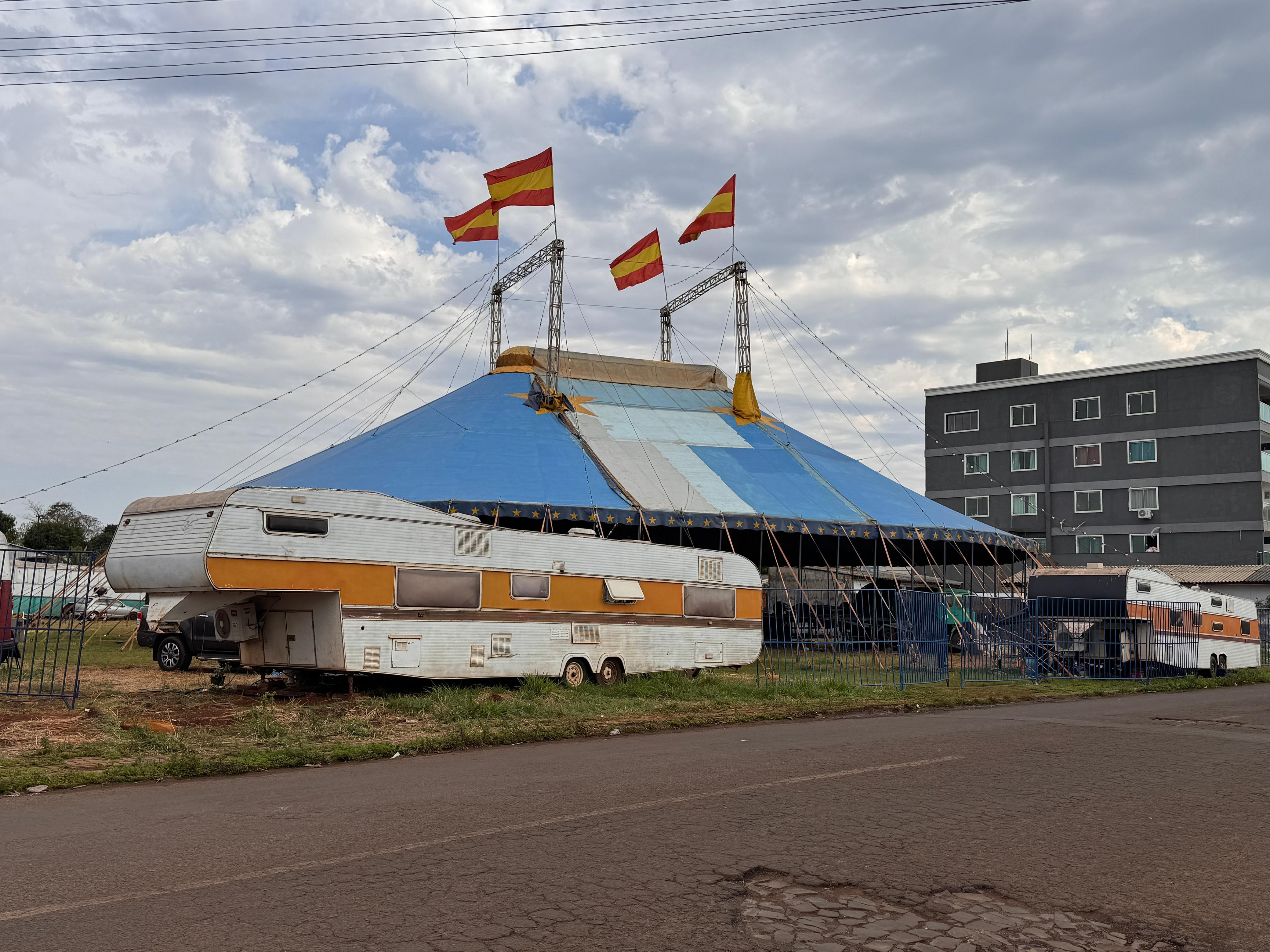 Jovem perde o braço após cabo de aço se soltar durante desmontagem de circo em Foz do Iguaçu