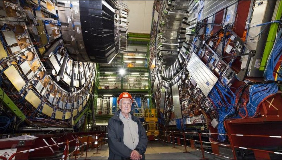 Peter Higgs no Grande Colisor de Hádrons, localizado entre a França e a Suíça — Foto: CERN