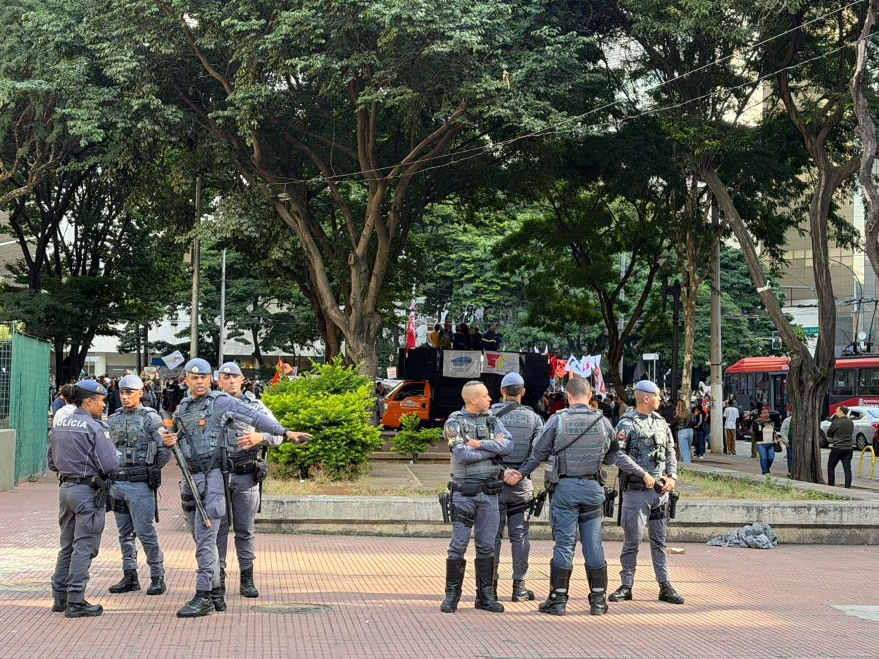 PM usa bomba de gás em protesto de alunos da USP em frente ao prédio da Secretaria da Educação, no Centro de SP