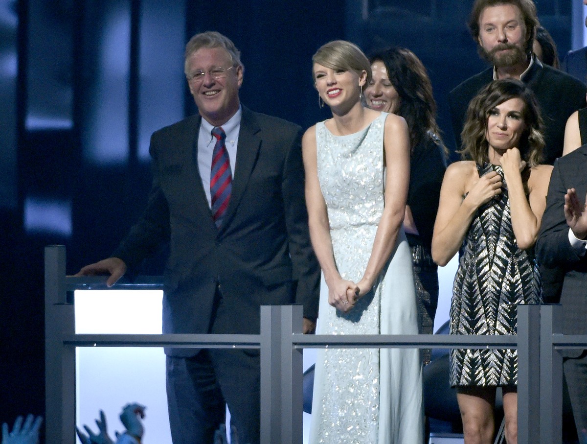 Taylor Swift’s father is investigated for allegedly attacking a photographer in Australia