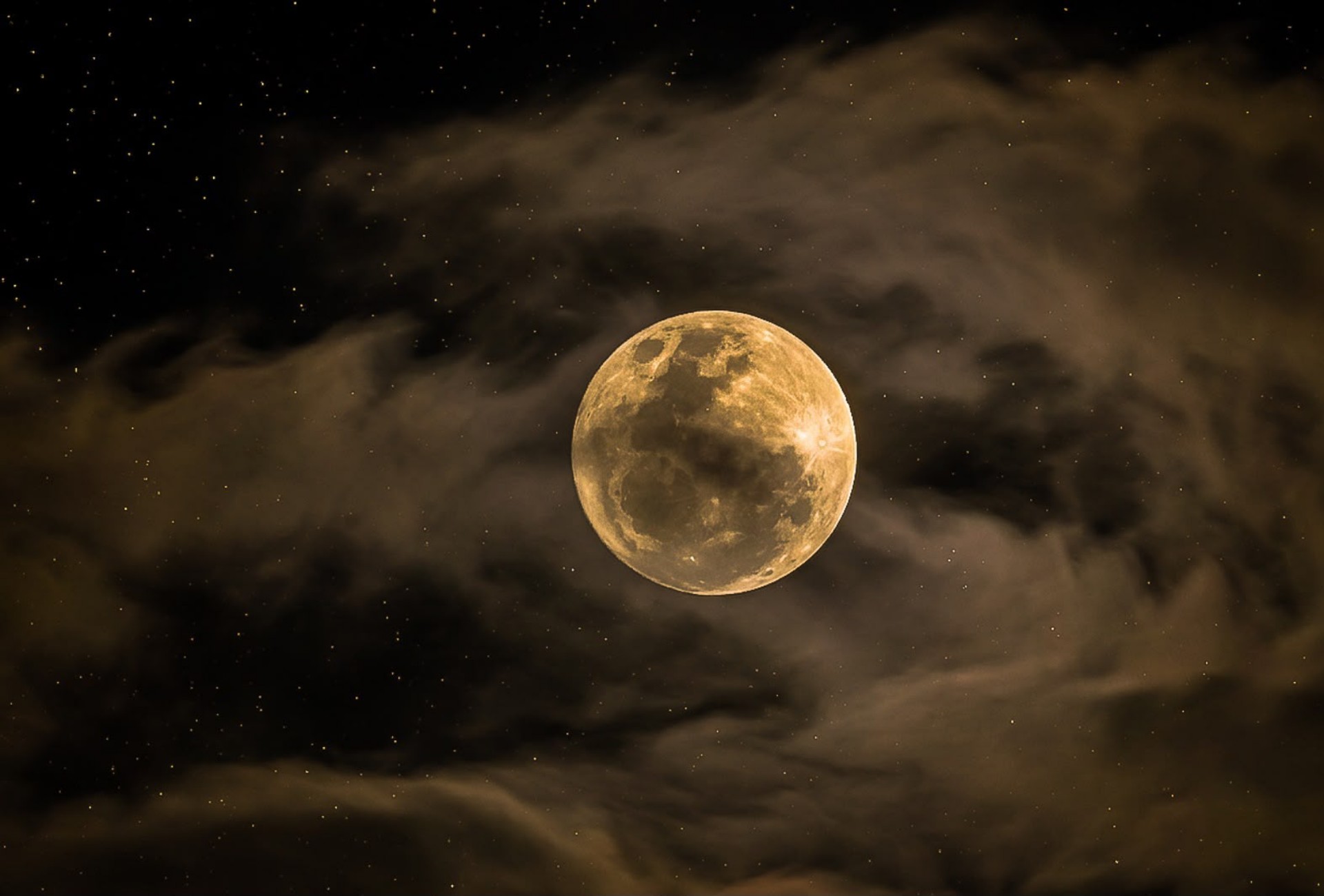 Espetáculo no céu: 'Lua de Morango' encanta moradores e rende registros impressionantes em Campo Grande