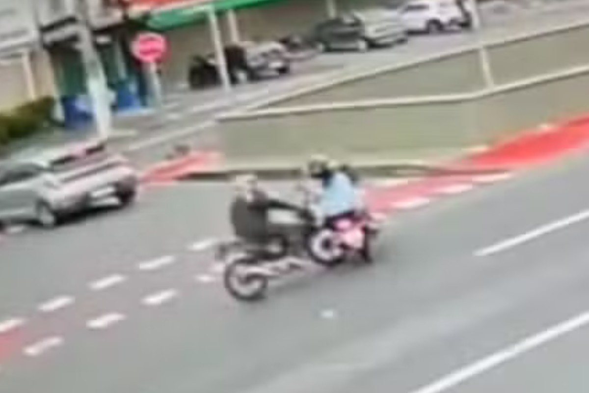 Vídeo mostra batida entre motos que deixou três feridos em Guarujá