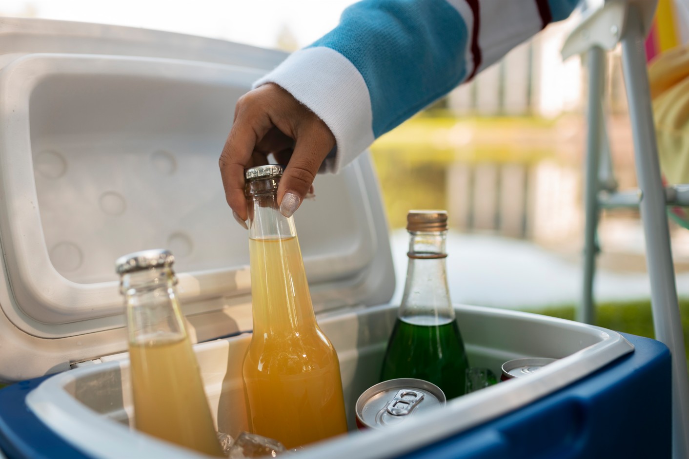 Gelo, álcool e sal: como funciona o experimento que promete deixar bebidas de coolers ainda mais geladas