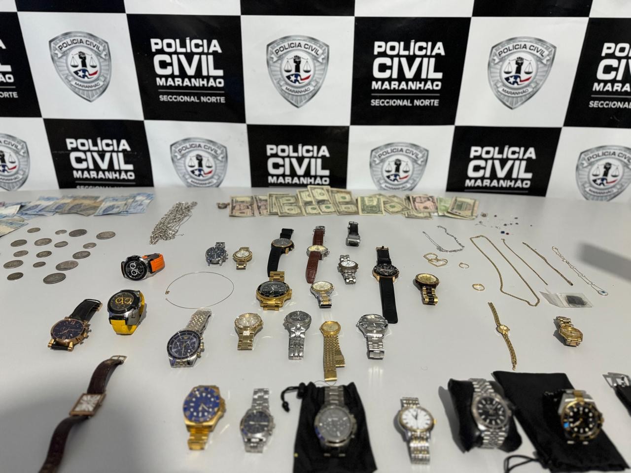 Homem é preso no Centro de São Luís por revender joias e relógios roubados 