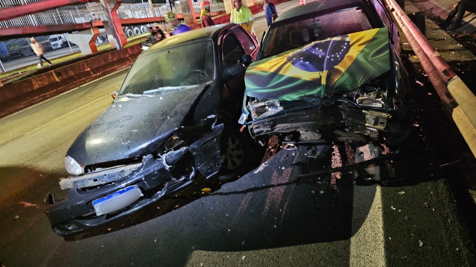 Engavetamento mata duas pessoas e deixa carros retorcidos em rodovia no interior de SP