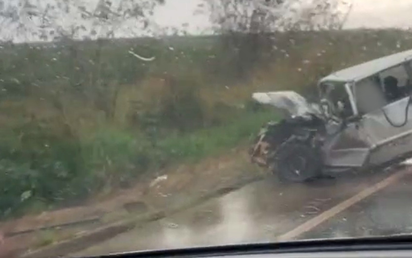 Acidente entre carro e caminhão deixa um morto e dois feridos na MGC-491, em Elói Mendes, MG