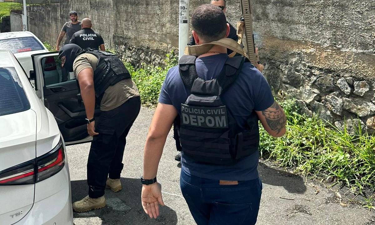 Operação prende quatro suspeitos de integrar grupo que fingia ajuda em caixas eletrônicos para furtar idosos na Bahia