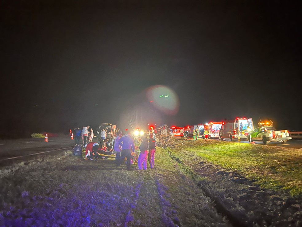 Ônibus seguia da Bahia e bateu com carreta na BR-050 em Uberana — Foto: PRF/Divulgação