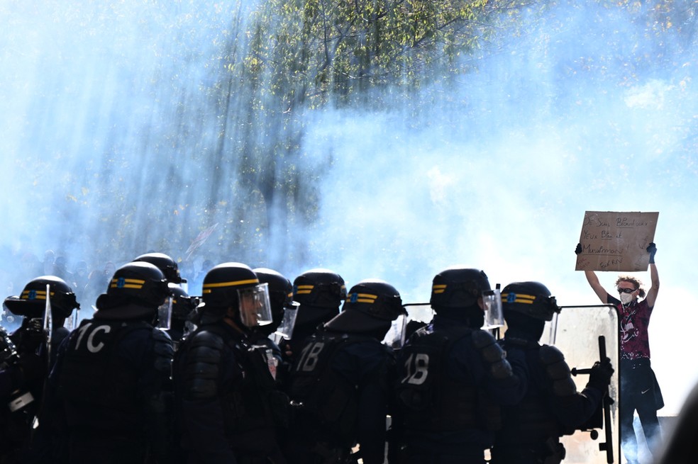 Manifestante segura cartaz durante protesto contra o alto custo de vida e em apoio às reivindicações estudantis em Paris, neste sábado (17). — Foto: AP Photo/Emma Da Silva