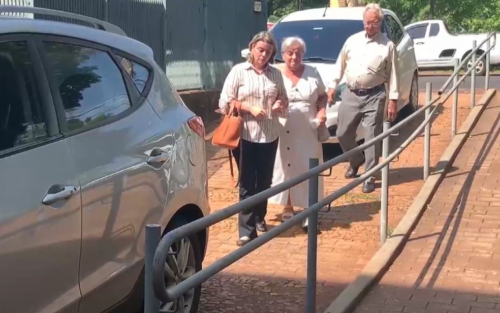 Natália Ponte chega com os pais ao Fórum de Ribeirão Preto, SP, para o terceiro dia de julgamento — Foto: Reprodução/EPTV