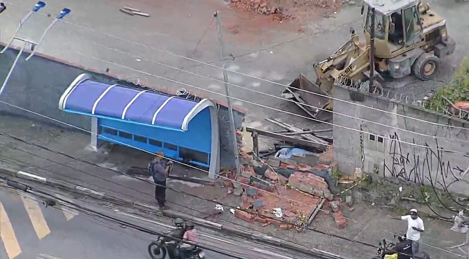 Menino de 4 morre após ser atingido por muro que desabou em Itapevi, na Grande São Paulo