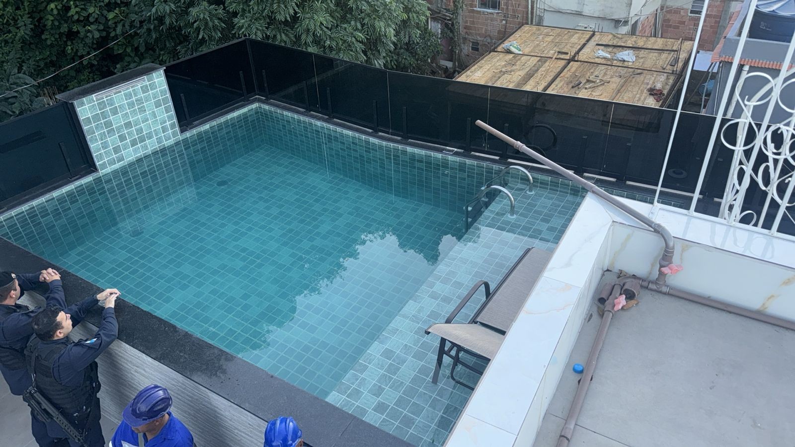 ‘Rooftop do tráfico’: operação para demolir prédios na Rocinha encontra cobertura com piscina e cozinha gourmet