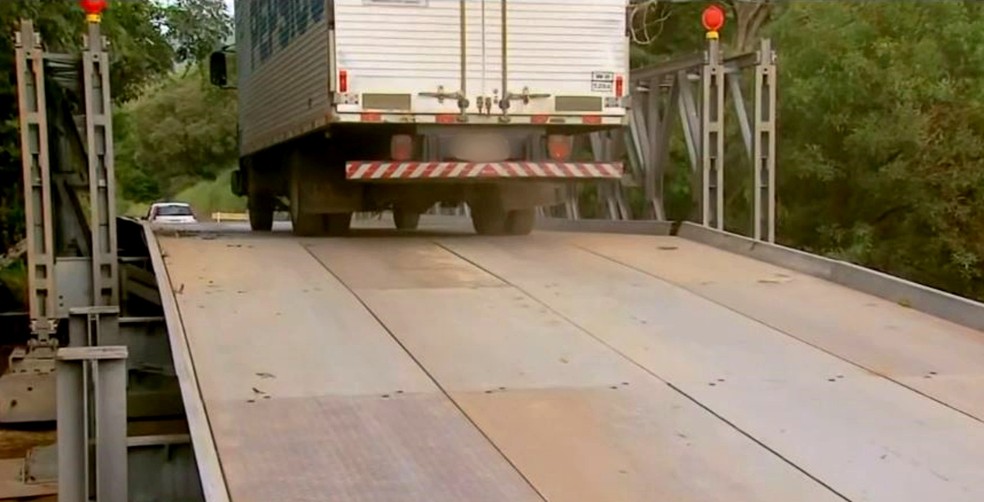 Ponte montada pelo Exército tem capacidade para aguentar até 100 toneladas na BR-265, no Sul de Minas — Foto: Reprodução / EPTV