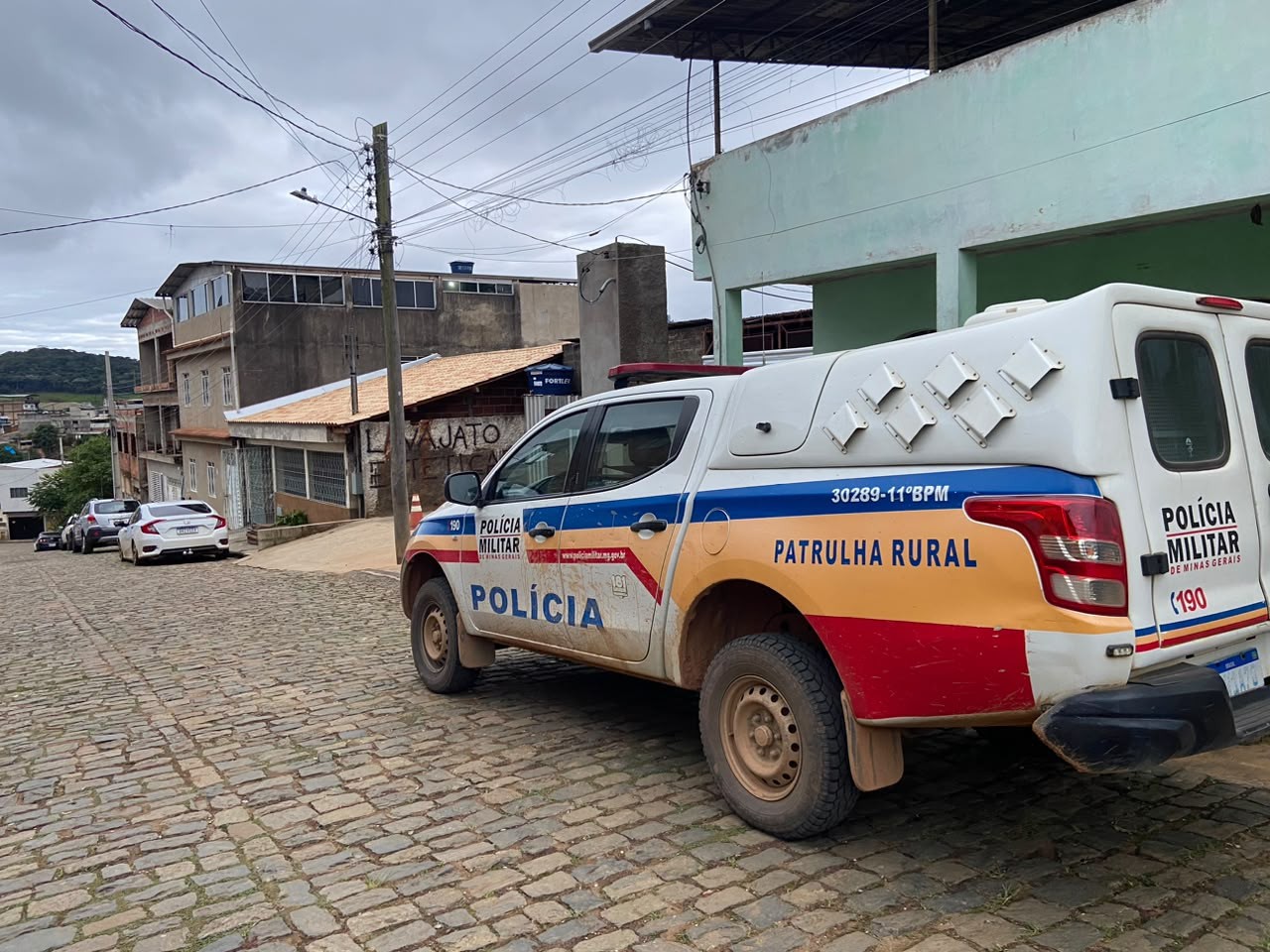 Operação prende sete suspeitos e apreende R$ 100 mil, armas e 14 veículos em Manhuaçu
